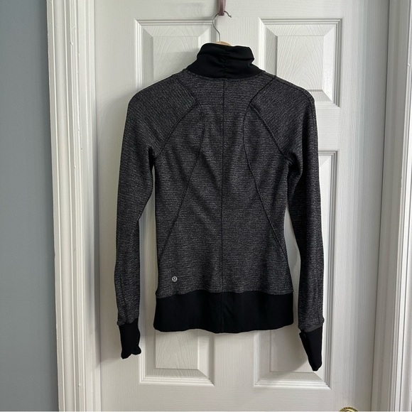 Lululemon Sweatshirt Pullover Top Gray Black Gym Athletic Runderful Size 4 Small - Picture 4 of 7